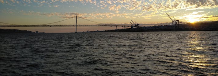 Passeio de barco ao pôr do sol em Lisboa no estuário do Tejo